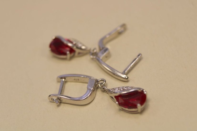 Náušnice- tvar slzy-červený kameň-číre zirkóny-francúzsky patent- rhodium-striebro