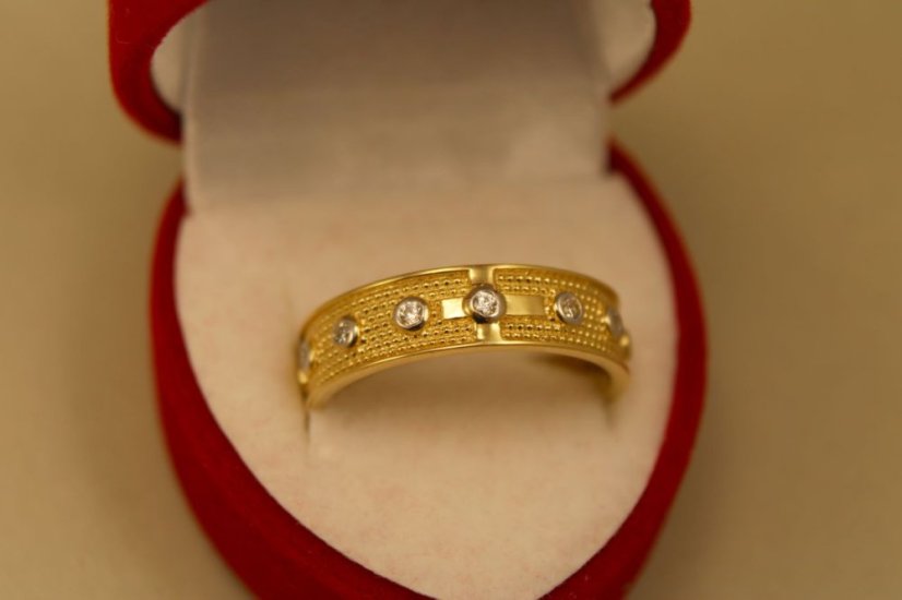 Zlatý ružencový prsteň, v kombinácii s bielymi doplnkami a čírymi zirkónmi, 14k 585/1000