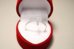 Rhódiovaný strieborný prsteň s minimalistickým krížikom, číre zirkóny, veľkosť 58, 1,41g, 925/1000