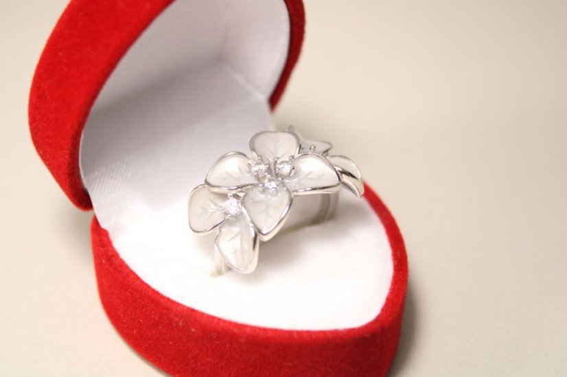 Rozkvitnutý strieborný prsteň s čírymi zirkónmi, sivý smalt, rhodium, veľkosť 49, 4,95 g, 925/1000 - Materiál: Rhodiované striebro, Druh kameňa: Zirkóny/smalt, Farba kameňa: Číry/sivý, Veľkosť prsteňa: 49, Váha (g): 4,71, Rýdzosť: STRIEBRO 925/1000