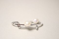Brošňa- biele perly- číre zirkóny- rhodiované striebro