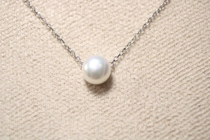 Retiazka- celebritky- biela riečna perla- rhódiované striebro