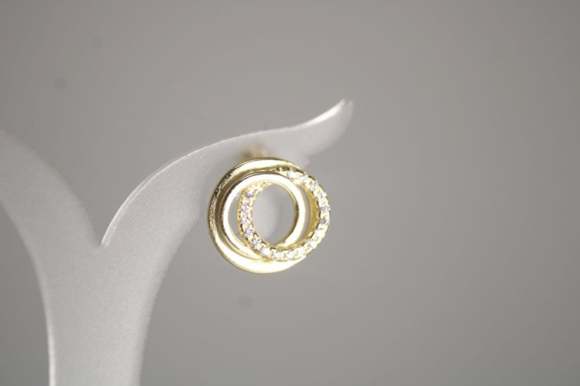 Pozlátené strieborné náušnice v tvare prepojených kruhov s čírymi zirkónmi, šrúbky, 2,20 g, 925/1000 - Materiál: Pozlátené striebro, Druh kameňa: ZIRKÓN, Farba kameňa: Číry, Váha (g): 2,20, Rýdzosť: STRIEBRO 925/1000