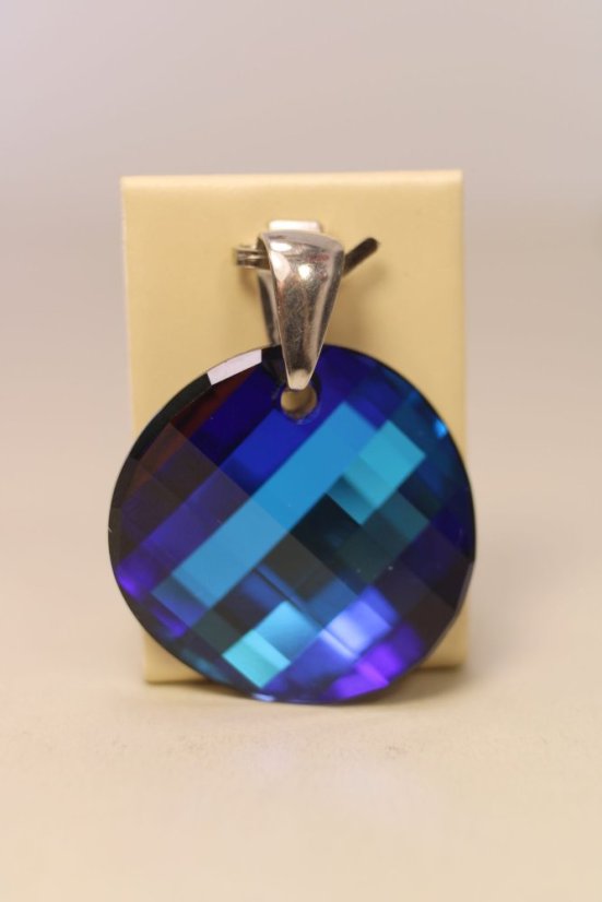 Okrúhly prívesok s modrým swarovski kameňom, rhodiované striebro, 8,37g, 925/1000 - Druh kameňa: SWAROVSKI PRÍRODNÝ KAMEŇ, Farba kameňa: Modrý, Váha (g): 8,37, Rýdzosť: STRIEBRO 925/1000