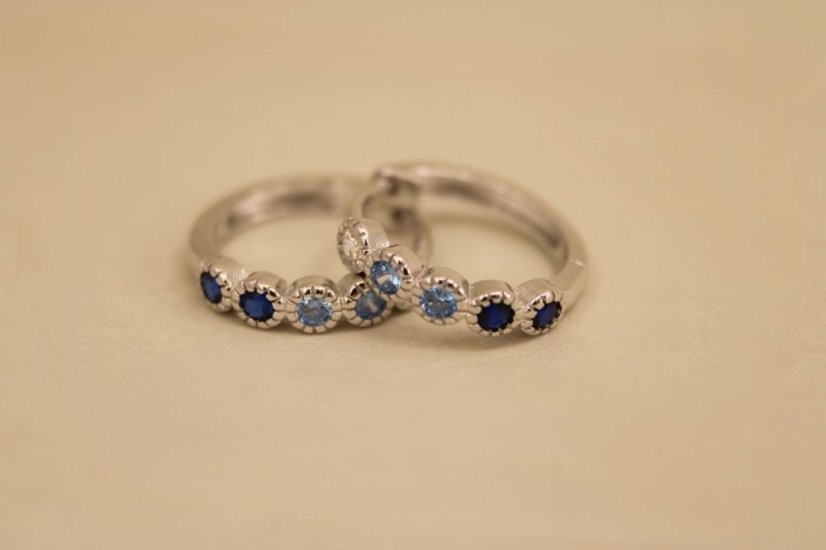 Náušnice- kruhy- modré a číre zirkóny- zacvakávacie- rhódiované striebro