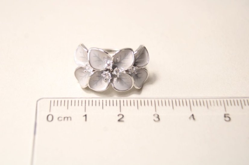 Rozkvitnutý strieborný prsteň s čírymi zirkónmi, sivý smalt, rhodium, veľkosť 49, 4,95 g, 925/1000 - Materiál: Rhodiované striebro, Druh kameňa: Zirkóny/smalt, Farba kameňa: Číry/sivý, Veľkosť prsteňa: 49, Váha (g): 4,71, Rýdzosť: STRIEBRO 925/1000