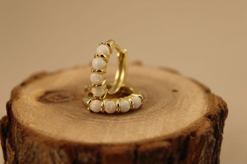 Náušnice- kruhy- biely opál- zacvakávacie- pozlátené striebro