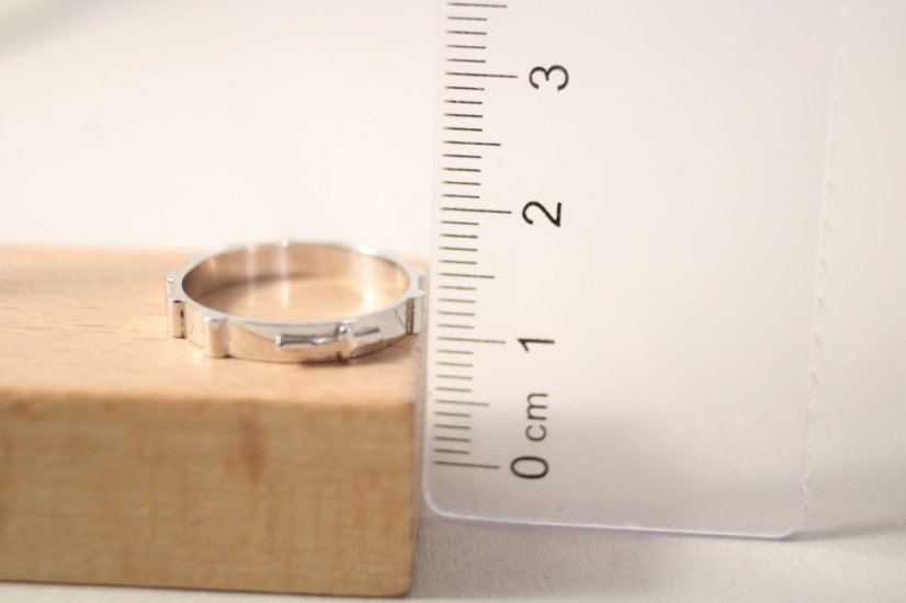 Prsteň- ruženec- vystupený krížik- biele zlato- 14 karátov