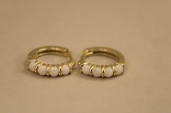 Náušnice- kruhy- biely opál- zacvakávacie- pozlátené striebro