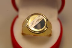 Zlatý prsteň viacfarebné zlato, jemný vzor a ONYX, veľkosť 62, 3,57 g, 14 karátov, 585/1000