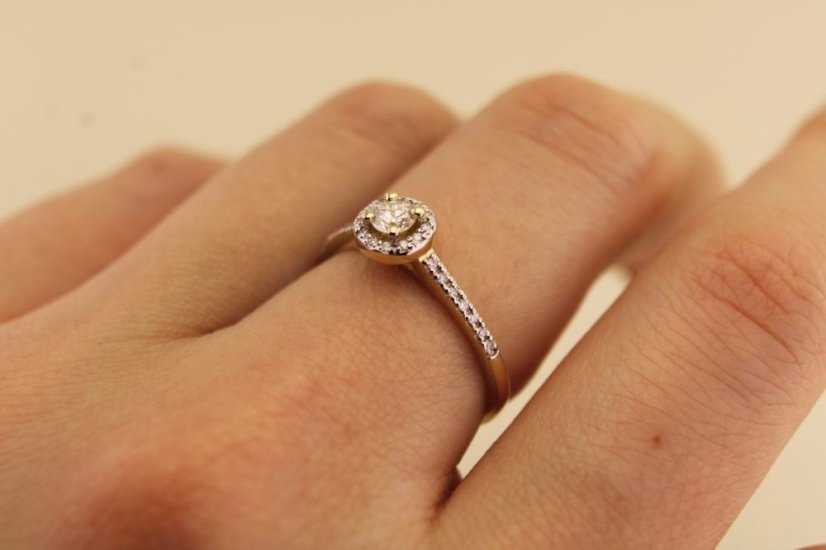 Prsteň-diamanty- centrálny briliant- žlté zlato- 14 karátov
