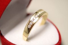 Zlatý prsteň zdobený žiarivými zirkónmi, žlté zlato, veľkosť 66, 3,90 g, 14 karátov 585/1000