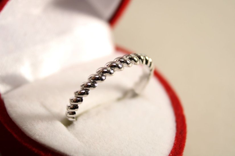 Prsteň- tvar pletenej špirály- rhódiované striebro