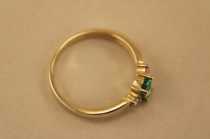 Zlatý prsteň so smaragdom 0,40 ct, diamanty 0,08ct H SI2, veľkosť 54 2,35g 14k 585/1000