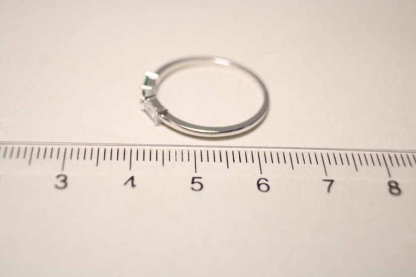 Strieborný otvorený prsteň, zeleno-číre zirkóny, rhódium, veľkosť 59, 3,24g, 925/1000