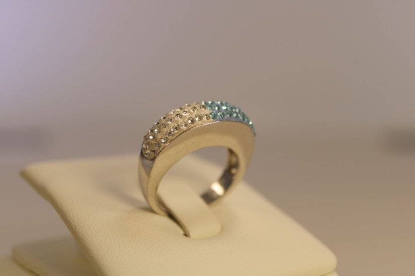 Prsteň- číre a modré swarovski crystals- rhodiované striebro