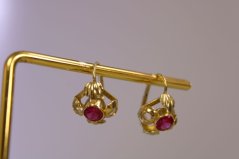 Náušnice-žlté zlato-červený zirkón- patent- 14 karátov