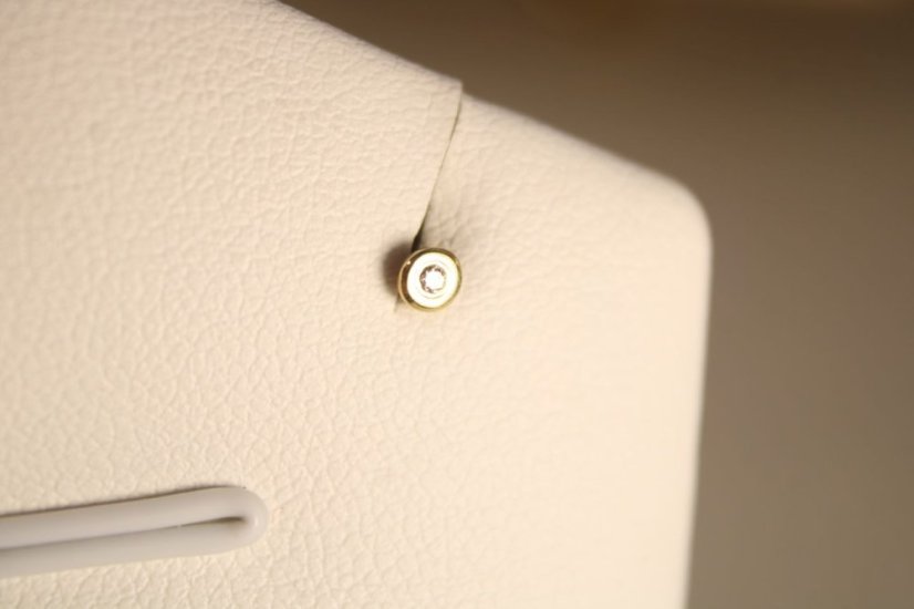 Zlatý piercing do nosa so žiarivym čírym briliantom 0,01 ct, žlté zlato, 0,17 g, 14 karátov 585/1000