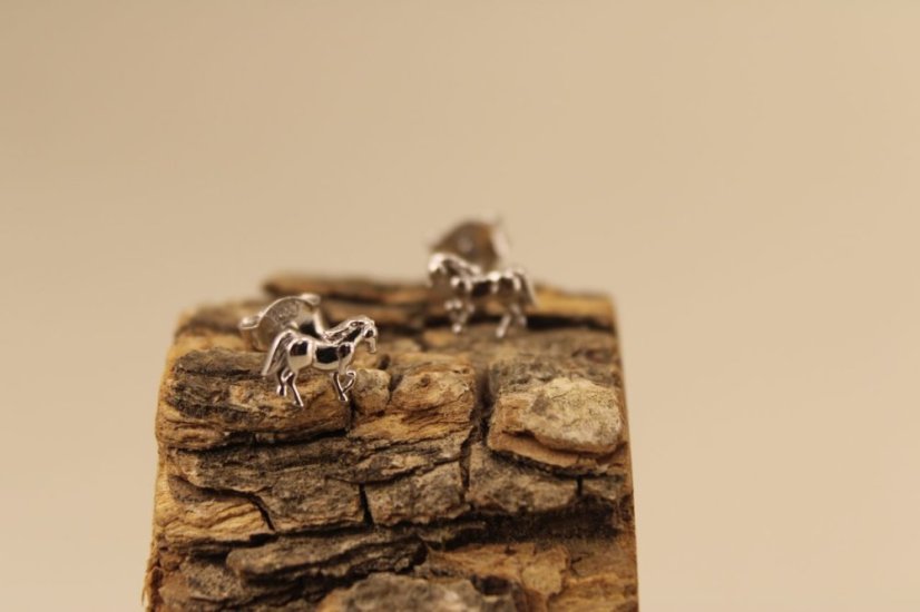Náušnice-koník-puzetky-rhodium-striebro
