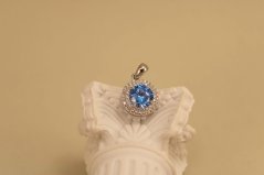 Prívesok - modrý zirkón - rhodiované striebro