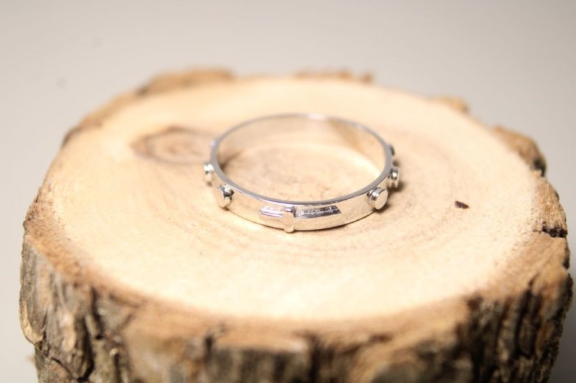 Prsteň- ruženec- vystupený krížik- biele zlato- 14 karátov