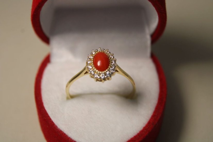 Zlatý prsteň s červeným korálom, číre zirkóny, žlté zlato, veľkosť 56, 1,56 g, 14K 585/1000
