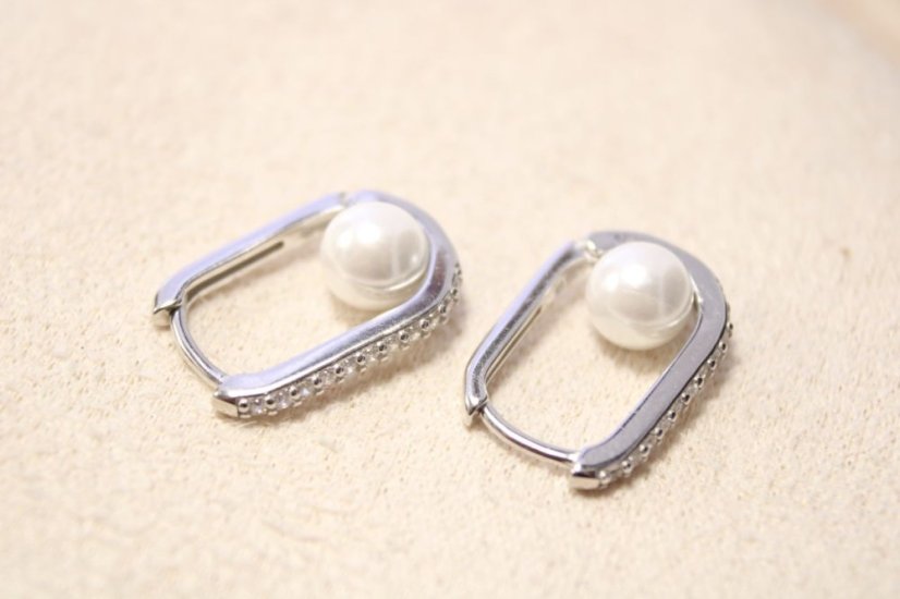 Strieborné oválne náušnice zirkónové s bielymi perlami, rhodium, kĺbové zapínanie, 2,50 g, 925/1000