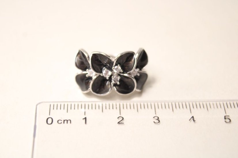 Rozkvitnutý strieborný prsteň s čírymi zirkónmi, čierny smalt, rhodium, veľkosť 49, 5,01 g, 925/1000 - Materiál: Rhodiované striebro, Druh kameňa: Zirkóny/smalt, Farba kameňa: Číry/čierny, Veľkosť prsteňa: 49, Váha (g): 5,01, Rýdzosť: STRIEBRO 925/1000