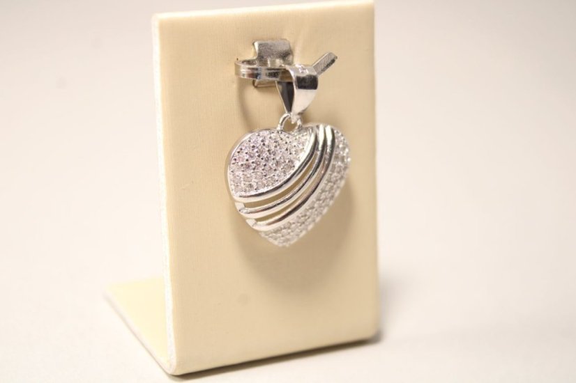 Prívesok srdiečko z rhodiovaného striebra s čírymi zirkónmi, 1,56 g, 925/1000 - Materiál: Rhodiované striebro, Druh kameňa: ZIRKÓN, Farba kameňa: Číry, Váha (g): 1,56, Rýdzosť: STRIEBRO 925/1000