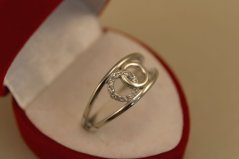 Prsteň- dva kruhy medzi obručou-číre zirkóny-rhodium-striebro
