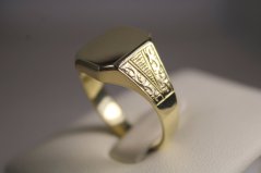 Zlatý prsteň-hladký povrch-gravírované ramená- žlté zlato-14K