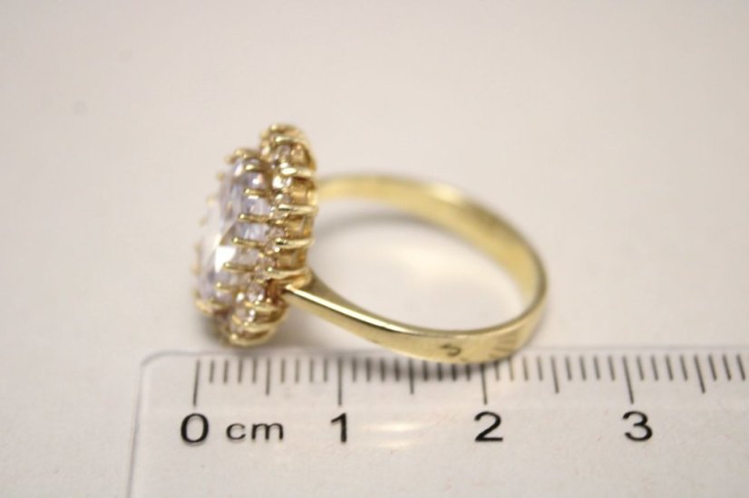 Zlatý prsteň s veľkým centrálnym kameňom, číre zirkóny, žlté zlato, veľkosť 57, 5,24g, 14karátov, 585/1000