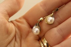 Náušnice- biela perla- diamanty- 0,020 ct patent-- viacfarebné zlato- 14K
