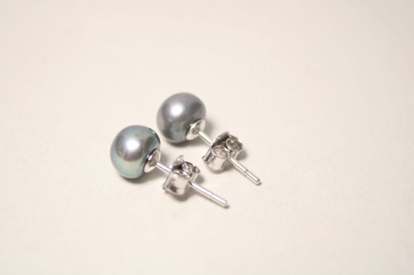 Strieborné náušnice so sivými perlami, rhodium, puzetky, 1,04 g, 925/1000