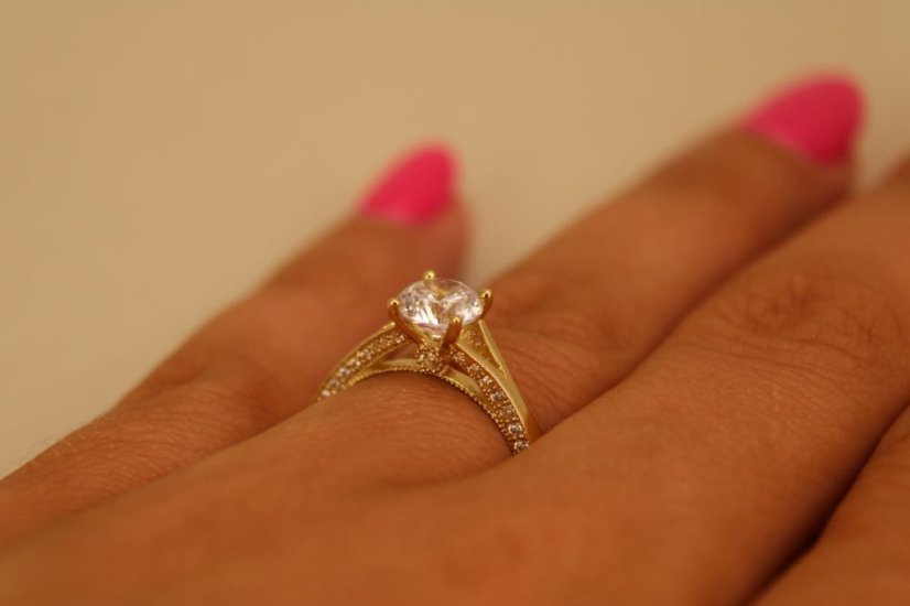 Zlatý zásnubný prsteň-číre zirkóny-žlté zlato-14 karátov