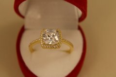 Prsteň- veľky centrálny kameň- číre zirkóny- pozlátené striebro