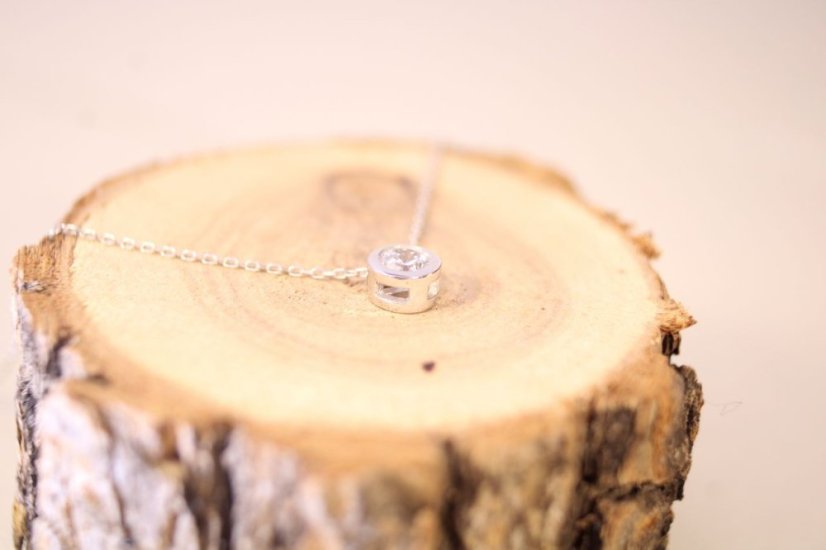 Celebritka z bieleho zlata so zirkónom, 41,5-44,5 cm, 1,53 g, 14 karátov 585/1000 - Farba zlata: Biela, Druh kameňa: ZIRKÓN, Farba kameňa: Číry, Dĺžka retiazky (cm): 41,5 + 3, Váha (g): 1,53, Rýdzosť: 14 karátov 585/1000