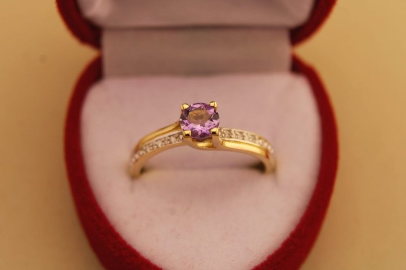 Prsteň- diamanty- ametyst- kombinované zlato- 14 karátov
