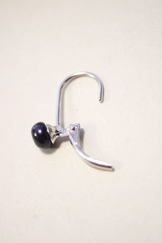 Strieborné náušnice s fialovou perlou, klasické zapínanie, rhodium, 1,05 g, 925/1000