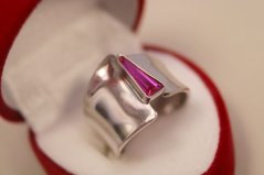 Zlatý výrazný prsteň široká obruč farebný kameň, biele zlato, veľkosť 51, 3,35 g, 14 karátov, 585/1000