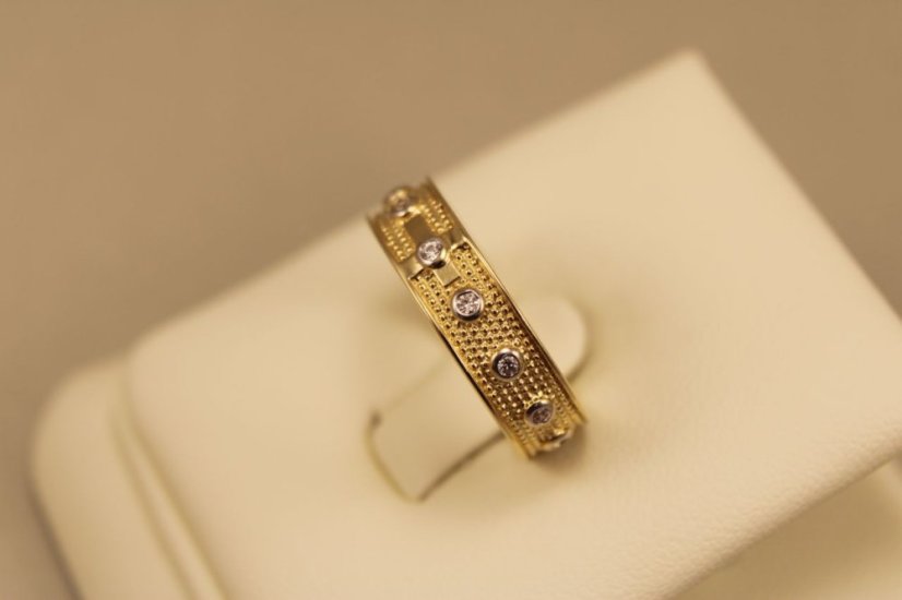 Zlatý ružencový prsteň, v kombinácii s bielymi doplnkami a čírymi zirkónmi, 14k 585/1000