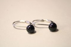 Strieborné náušnice s fialovou perlou, klasické zapínanie, rhodium, 1,05 g, 925/1000