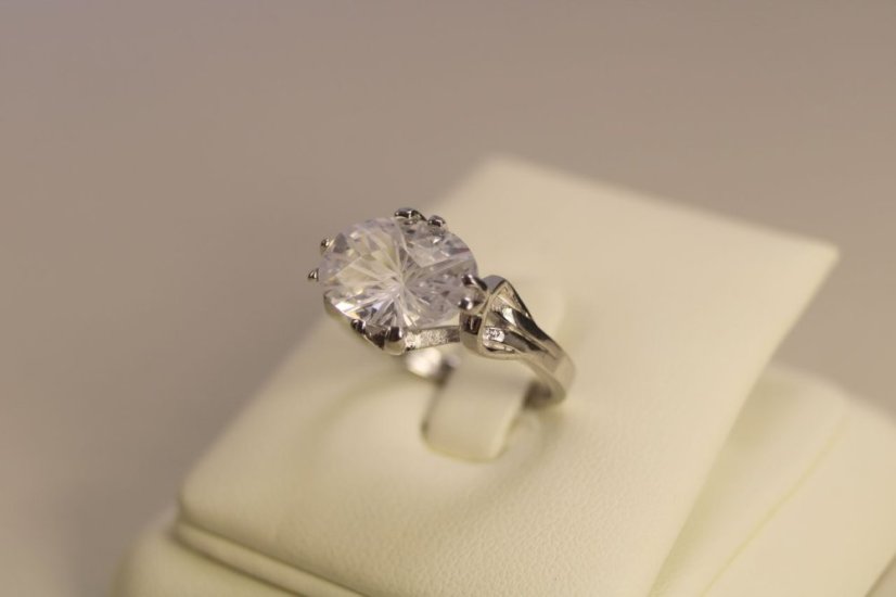 Strieborný prsteň s ovalným čírym swarovski crystals, rhodiované striebro, veľkosť 56, 5,39g, 925/1000