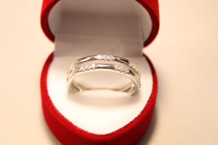 Prsteň- číre zirkóny- rhódiované striebro