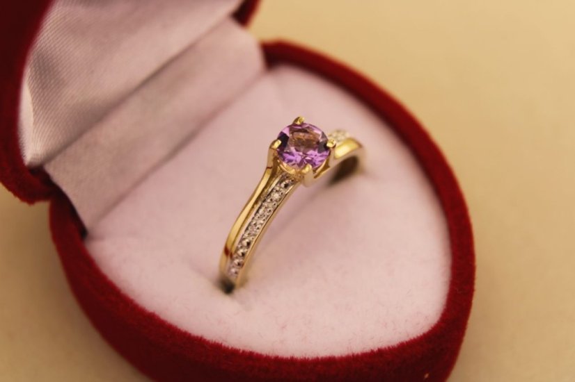 Prsteň- diamanty- ametyst- kombinované zlato- 14 karátov