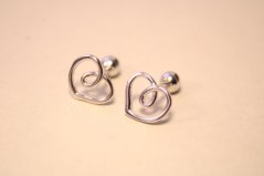 Minimalistické strieborné náušnice vyrezávané srdiečka, rhódium, šrúbky, 1,29g, 925/1000