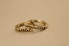 Náušnice- kruhy- číre kamienky- zacvakávacie- žlté zlato- 14K