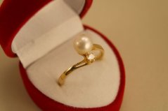 Prsteň-biela perla-číry zirkón-žlté zlato-14K