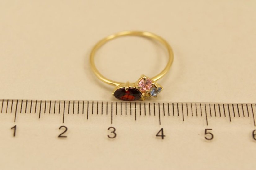 Zlatý prsteň, žlté zlato, farebné zirkóny (červený, žltý, rúžový a modrý), veľkosť 52, 1,41 g 14k 585/1000