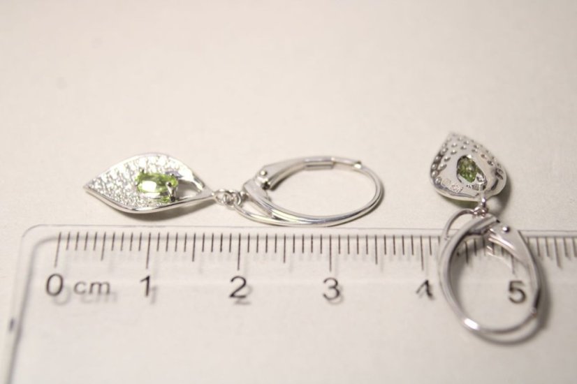 Strieborné visiace náušnice so zeleným Olivínom a čírymi zirkónmi, rhodium, 2,95 g, 925/1000